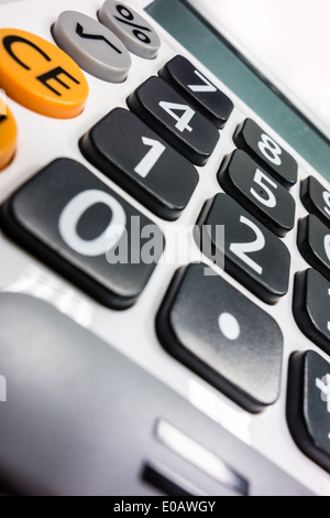 Plan macro sur une calculatrice de bureau blanche sur une table de bureau Banque D'Images