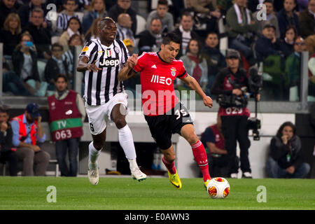 (L-R) Paul Pogba (Juventus), Enzo Perez (Benfica), le 1 mai 2014 - Football : l'UEFA Europa Ligue 2e demi-finale match aller entre Juventus 0-0 SL Benfica au stade de la Juventus de Turin, en Italie. (Photo de Maurizio Borsari/AFLO) Banque D'Images