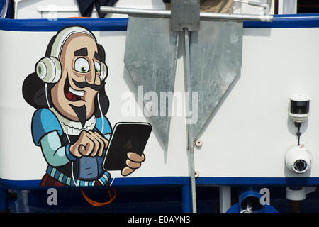 Shakespeare à l'aide d'un tablet cartoon sur l'arrière d'un Canal River Tour Barge dans l'écluse de Stratford Upon Avon, Angleterre Banque D'Images