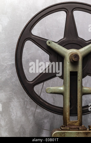 Détail d'un vieux projecteur de cinéma et rouillées et le rouleau de film Banque D'Images