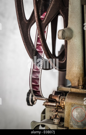 Détail d'un vieux projecteur de cinéma et rouillées et le rouleau de film Banque D'Images