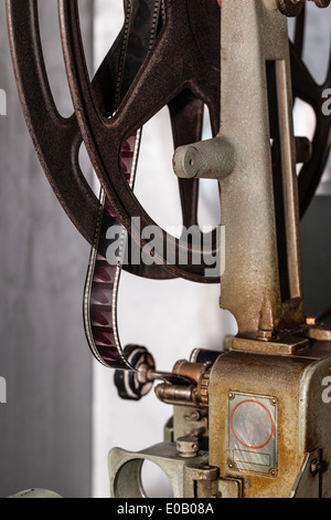 Détail d'un vieux projecteur de cinéma et rouillées et le rouleau de film Banque D'Images