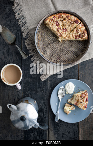 Cheese Cake à la rhubarbe dans un moule à gâteau avec du café Banque D'Images