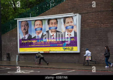 Tottenham, London UK. 8 mai 2014. Un panneau montrant une publicité pour l'UKIP parti politique est dégradé avec le mot 'racisme' à Tottenham, Londres. Tottenham est un quartier de Londres qui est reconnue pour son diversité raciale. Credit : Patricia Phillips/Alamy Live News Banque D'Images
