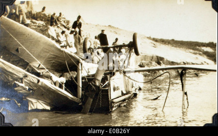 Cette photographie capture les conséquences d'un accident dans le Nil impliquant un avion de la RAF lors d'une opération au moyen-Orient. L'image met en lumière les défis auxquels la Royal Air Force est confrontée lors de ses missions en Irak et dans les régions environnantes, soulignant les risques et l'importance des opérations aériennes militaires à cette époque. Banque D'Images
