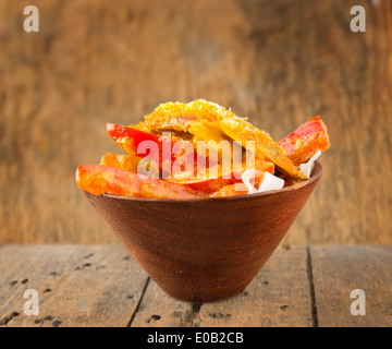 La cuisine asiatique, les nouilles de riz avec légumes et noix de coco Thai red curry sause sur fond de bois Banque D'Images