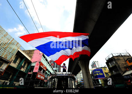Bangkok, Thaïlande. 8 mai, 2014. Un manifestant anti-gouvernement drapeau national vagues pendant un rassemblement sur la rue Main à Bangkok, Thaïlande, le 8 mai 2014. Credit : Rachen Sageamsak/Xinhua/Alamy Live News Banque D'Images