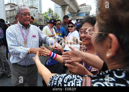Bangkok, Thaïlande. 8 mai, 2014. Protestation contre le gouvernement leader Suthep Thaugsuban (L) accueille les supporters lors d'un rassemblement sur la rue Main à Bangkok, Thaïlande, le 8 mai 2014. Credit : Rachen Sageamsak/Xinhua/Alamy Live News Banque D'Images