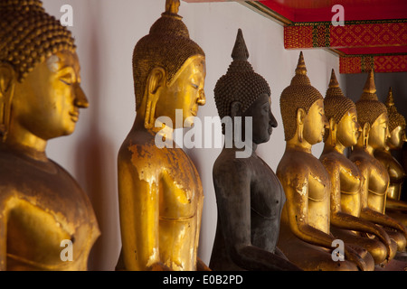 Rangée de bouddhas d'or assis, Wat Pho, Bangkok, Thaïlande Banque D'Images