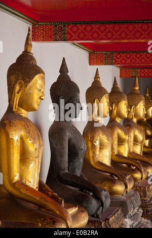 Rangée de bouddhas d'or assis, Wat Pho, Bangkok, Thaïlande Banque D'Images