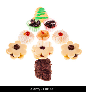 Certains cookies de noël disposés en forme d'un arbre de Noël sur fond blanc Banque D'Images