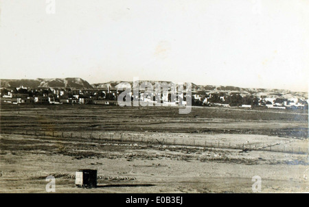 Cette image représente une vue de Helwan, en Égypte, depuis le camp d'Edwin Newman, un membre de la RAF pendant son service au moyen-Orient. La RAF avait une présence importante en Égypte, soutenant des opérations dans toute la région pendant la seconde Guerre mondiale. Banque D'Images
