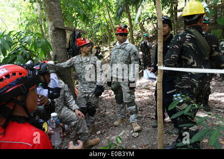 Visayas, Philippines. 8Th apr 2014. Hawaii Gardes Nationales procède à un exposé de militaires et civils philippins d'équipes de recherche et de sauvetage en milieu urbain. Deux semaines de RP-US Balikatan 25 exercices effectués par le personnel militaire de la Garde nationale d'Hawaï, de formation militaire et civil de 151 équipes de recherche et de sauvetage en milieu urbain à partir des provinces de Cebu et Bohol, Philippines. La formation continue est effectué au siège de la région centrale au Camp Lapulapu, Barangay Apas, Cebu City, Central Visayas, Philippines © Chester Baldicantos ZUMAPRESS.com/Alamy/ZUMA/fil Live News Banque D'Images