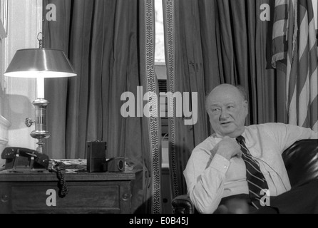 New York, NY - Décembre 1989 Ed Koch donne sa dernière conférence de presse, en tant que maire, du cabinet du maire à l'hôtel de ville Banque D'Images