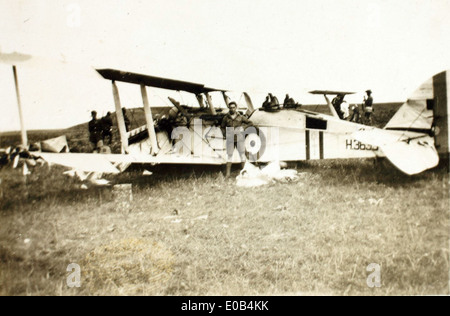 Cette image capture les conséquences d'un accident impliquant F/Lt. Collins en Irak. Edwin Newman était également stationné au moyen-Orient pendant la seconde Guerre mondiale, où les pilotes de la RAF effectuaient des missions dangereuses. Banque D'Images