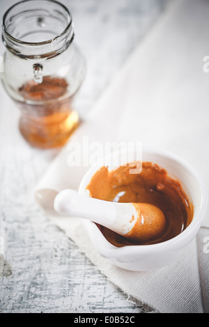 Mixing turmeric powder with honey for turmeric tea Banque D'Images