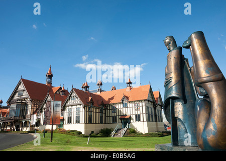 Jardins du gouvernement et la ville historique de Bath House à Rotorua avec Waitukei sculpture en premier plan en avril 2014.. Banque D'Images