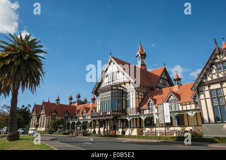 Jardins du gouvernement et la ville historique de Bath House à Rotorua en avril 2014.. Banque D'Images