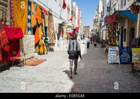 Boutiques dans la rue Medina, Essaouira, Maroc Banque D'Images