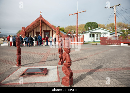 Groupe de touristes recevez un explanationin Ohinemutu avant de marae, maison de réunion en avril 2014.. Banque D'Images