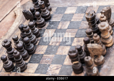 Le jeu d'échecs médiéval fait de bois, avec des taches et des rayures Banque D'Images