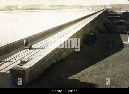 Cette photo prise par Edwin Newman montre le barrage d'Assouan de l'autre côté du Nil. L'image a probablement été capturée lors de missions de reconnaissance, reflétant l'implication de la RAF au moyen-Orient au milieu du XXe siècle. Banque D'Images