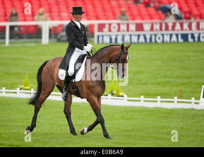 Badminton, UK. Le 08 mai, 2014. Mark Todd [USA] équitation NZB Campino prendre l'avance qu'au cours de la phase de dressage sur le premier jour de la 2014 Mitsubishi Motors Badminton Horse Trials. Credit : Action Plus Sport/Alamy Live News Banque D'Images