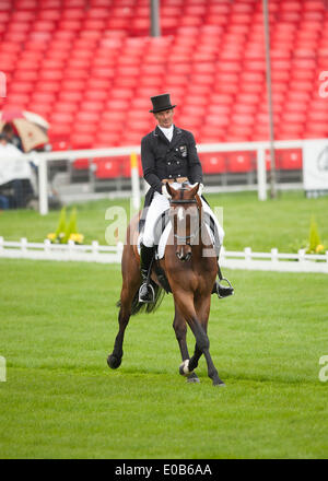 Badminton, UK. Le 08 mai, 2014. Mark Todd [USA] équitation NZB Campino prendre l'avance qu'au cours de la phase de dressage sur le premier jour de la 2014 Mitsubishi Motors Badminton Horse Trials. Credit : Action Plus Sport/Alamy Live News Banque D'Images