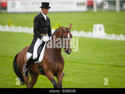 Badminton, UK. Le 08 mai, 2014. Mark Todd [USA] équitation NZB Campino prendre l'avance qu'au cours de la phase de dressage sur le premier jour de la 2014 Mitsubishi Motors Badminton Horse Trials. Credit : Action Plus Sport/Alamy Live News Banque D'Images