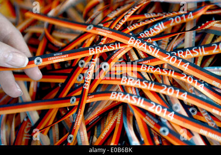 Francfort-sur-Main, Allemagne. Le 08 mai, 2014. Chance brésilien des cassettes, soi-disant Bonfims, dans les couleurs nationales allemandes s'asseoir sur une table lors d'une conférence de presse au siège de l'Association allemande de football (DFB) à Francfort-sur-Main, Allemagne, 08 mai 2014. L'entraîneur-chef Joachim Loew annoncera la décision d'exécution de l'équipe nationale de football allemande pour la Coupe du Monde de 2014, le même jour. La Coupe du Monde de 2014 aura lieu du 12 juin au 13 juillet au Brésil. Photo : ARNE DEDERT/dpa/Alamy Live News Banque D'Images