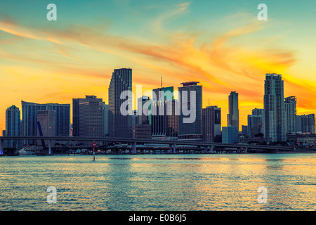 Ville de Miami en Floride, les entreprises et les bâtiments résidentiels au coucher du soleil Banque D'Images