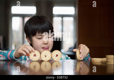 Garçon jouant avec des biscuits Banque D'Images