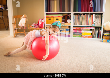 Portrait de jeune fille sur haut de boule d'exercice Banque D'Images