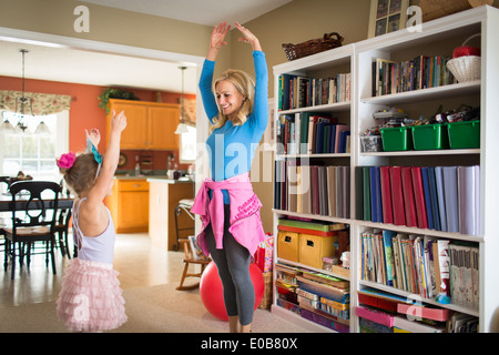 Mère et fille, practicing ballet Banque D'Images