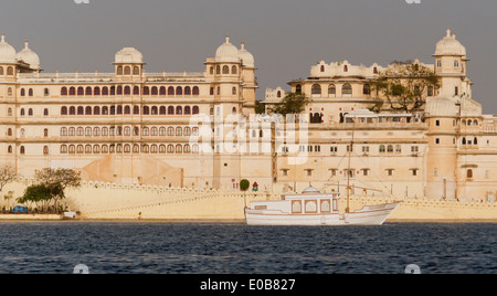 Les touristes appréciant un bateau-bus au lac Pichola, Udaipur, Rajasthan, Inde Banque D'Images