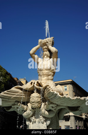 Italie, Rome, Piazza Barberini, Fontaine Bernini Triton Banque D'Images