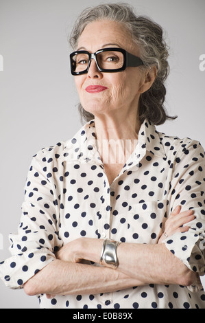 Portrait of senior woman, les bras croisés Banque D'Images