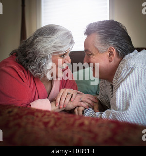L'adulte affectueux couple lying on bed Banque D'Images
