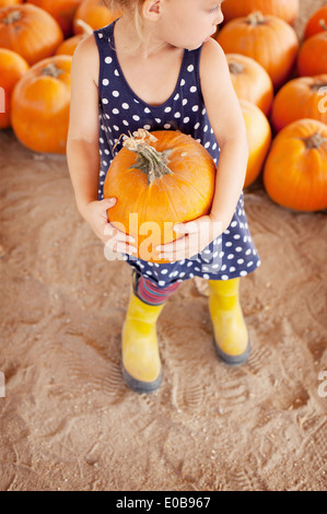 Girl picking pumpkin Banque D'Images