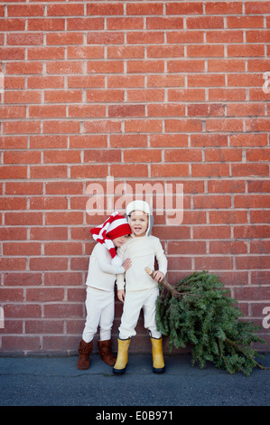 Frère et soeur de l'arbre de Noël cueillette Banque D'Images