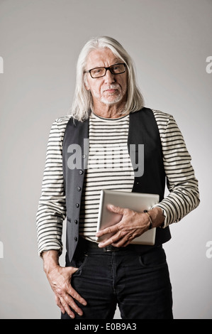 Portrait d'homme mûr, holding digital tablet Banque D'Images