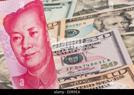 Yuan chinois de billets de banque et dollar Américain de différentes devises, Chinesische Yuan Banknoten und amerikanische Dollar Vers Banque D'Images