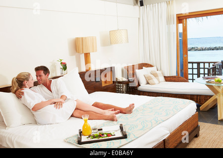 Couple Relaxing In Hotel Room porter des robes Banque D'Images