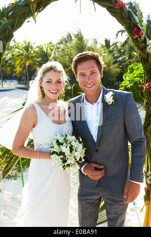 Mariée et le Marié Mariage en cérémonie sur la plage Banque D'Images