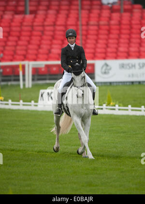 Badminton, UK. Le 08 mai, 2014. Francis Whittington [FRA] équitation cible facile prend les devants à l'intervalle du déjeuner au cours de la phase de dressage sur le premier jour de la 2014 Mitsubishi Motors Badminton Horse Trials. Credit : Action Plus Sport/Alamy Live News Banque D'Images