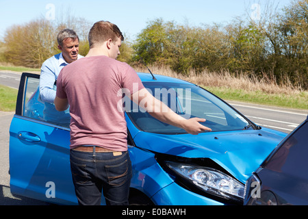 Les conducteurs Making Phone Call après accident de la circulation Banque D'Images