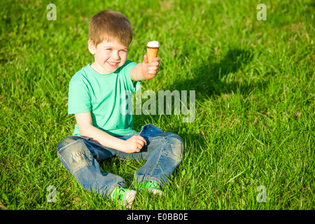 Petit garçon dans park eating ice cream Banque D'Images