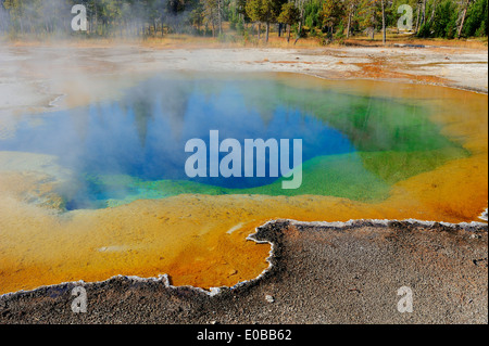 Emerald Pool, bassin de sable noir, parc national de Yellowstone, États-Unis Banque D'Images