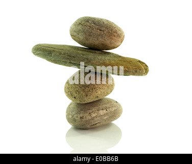 Pierres de pile en parfait équilibre isolated on white Banque D'Images