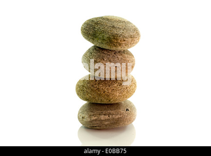 Pierres de pile en parfait équilibre isolated on white Banque D'Images